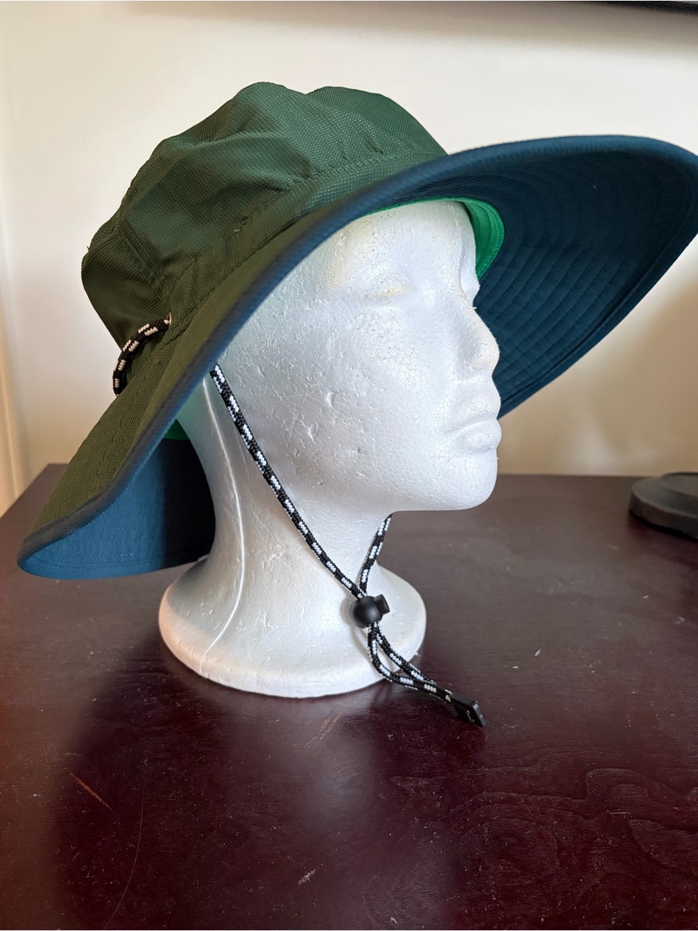 Eddie Bauer Women’s Green Crown Navy Brim Sun Hat with Chin Cord